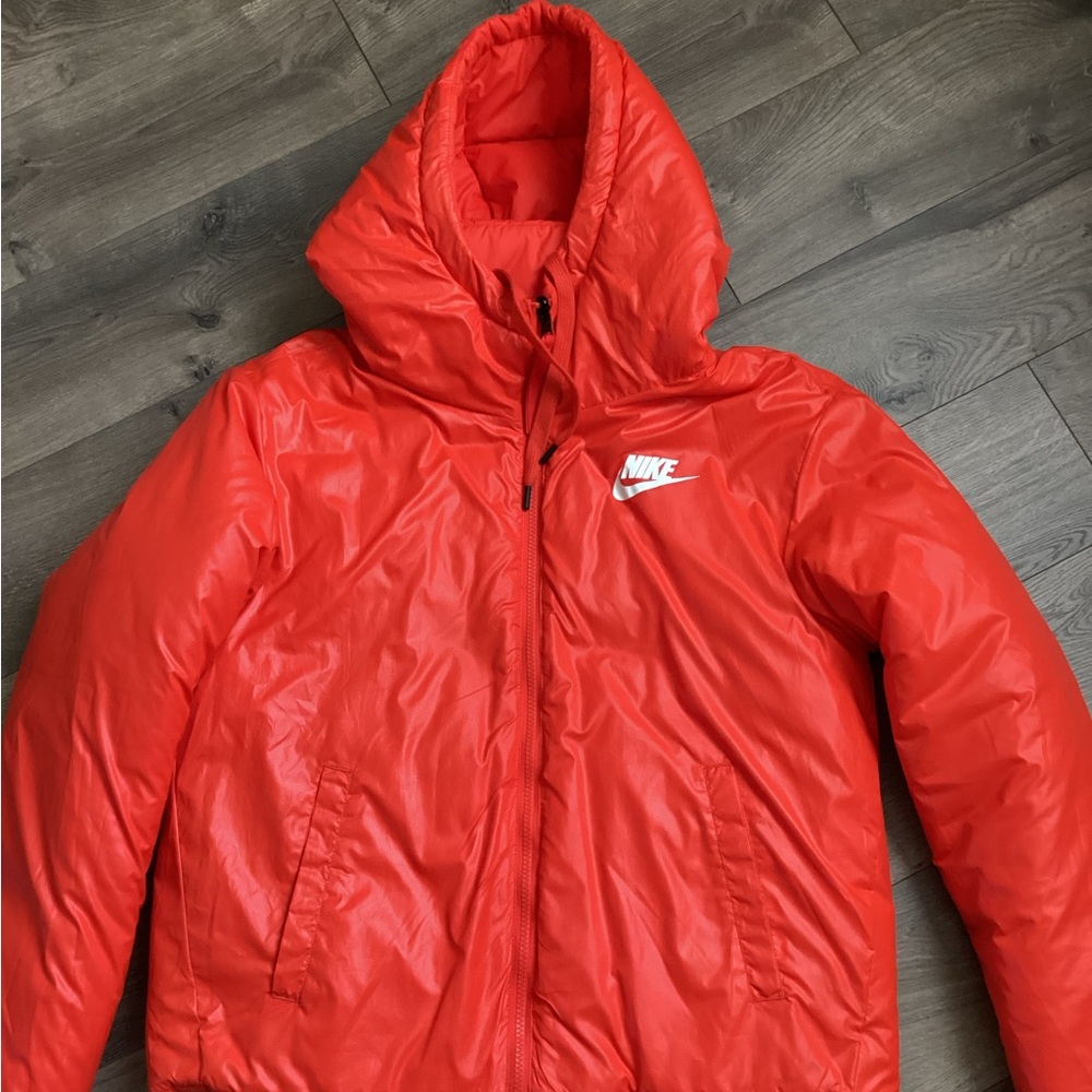 Nike Jacket women’s puffer reversible in size large orange/red color